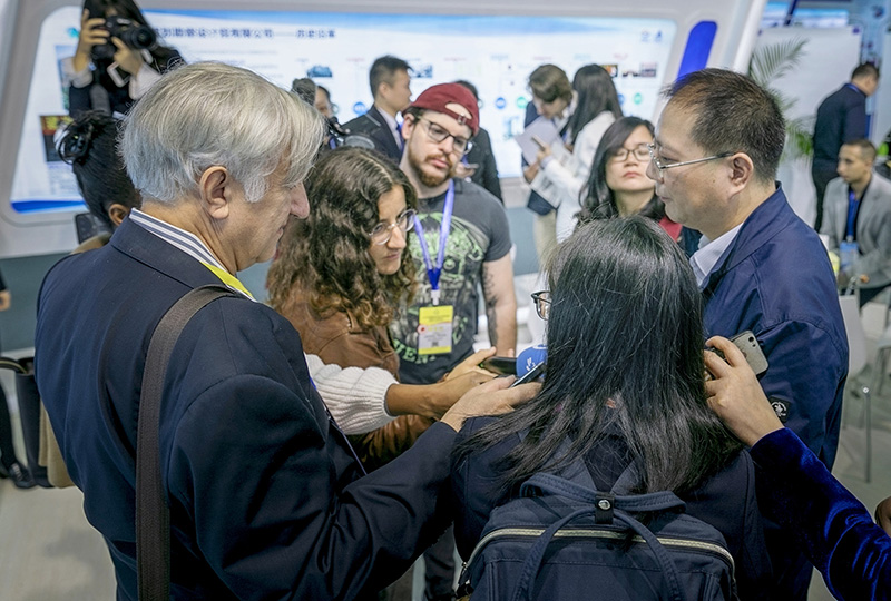 5向建軍在國際行業博覽會上接受中外記者采訪.jpg